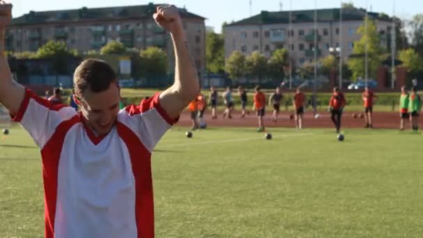 Футболист счастлив и веселится — стоковое видео
