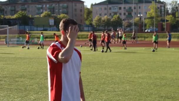 足球运动员对他的比赛不满意。 — 图库视频影像