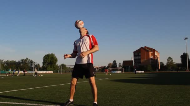 Игрок балансирует мяч на носу — стоковое видео