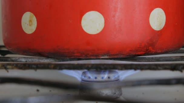 O queimador de gás queima em um velho fogão a gás sujo — Vídeo de Stock