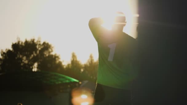 Portero se para cerca de la red de fútbol, cámara lenta, borrosa — Vídeos de Stock