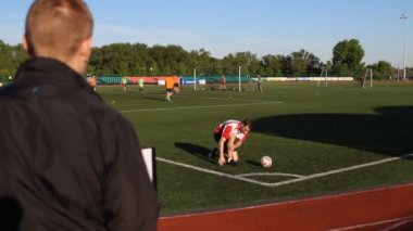 Onun ayakkabı bağı ve gözü üstünde baş antrenör oyuncu bağları