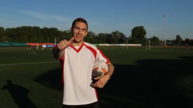 Futbolcu büyük bir başparmak-up, bir gibi gösterilen veriyor