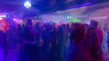 Bir gece kulübünde, timelapse genç insanlar dans