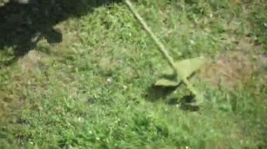 Çim biçme makinesi Çim biçme bir adam