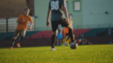 Futbol oyun, oyuncular geçiyor, ağır çekim, bulanık