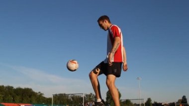 Topu ayakları tarafından oturumu sırasında görünümü aşağıdan kicks oyuncu