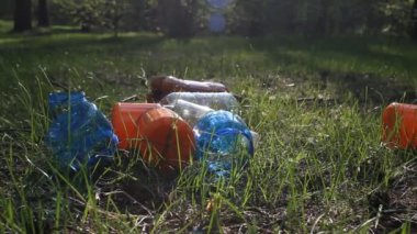 Çöp yığını yatıyor orman, ormanların kirliliği, çevre