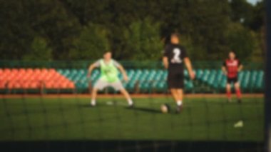 Oyuncu saldıran, ağır çekimde küçük Stadyumu'nda amatör futbol oyunu