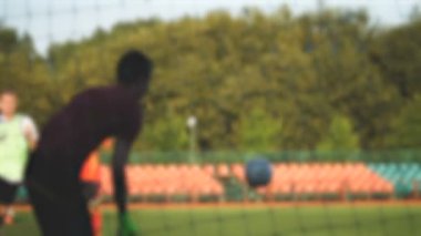 Kaleci kaydeder ve Şelalesi, futbolcu saldırıları, bulanık, Amatör oyun yavaş çekimde Stadyumu'nda