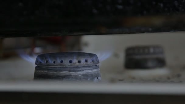 Palnik gazowy spala w starych brudna kuchenka gazowa — Wideo stockowe