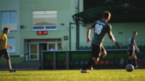 Speler aanvalt, amateur voetbalwedstrijd in het kleine stadion in slow motion — Stockvideo