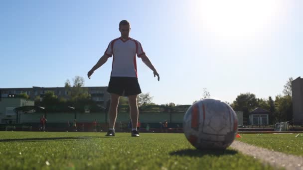 Futbolista flexionando sus músculos durante la sesión — Vídeo de stock