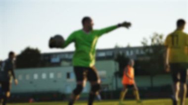 Kaleci bulanık futbol topu atar