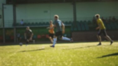 Oyuncu saldırıları ve yavaş hareket bulanık, küçük bir stadyum top, amatör futbol oyun geçer