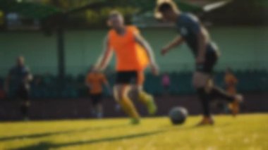 İleri çalışır ve yavaş hareket bulanık, küçük bir stadyum top, amatör futbol oyun geçer