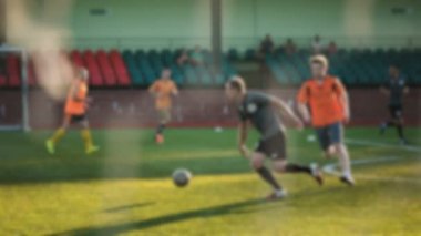 Futbolcu çalışır ve yavaş hareket bulanık, küçük bir stadyum top, amatör futbol oyun geçer