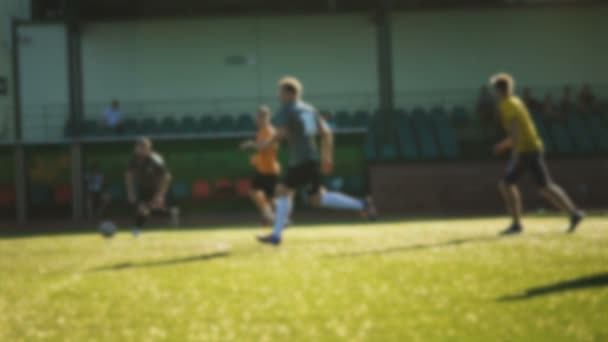 Spieler attackiert und spielt den Ball, Amateurfußballspiel im kleinen Stadion in Zeitlupe, verschwommen — Stockvideo