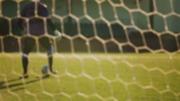 Goalee passerar bollen, Amatör fotbollsspel på lilla stadion i slow motion, dimsyn — Stockvideo