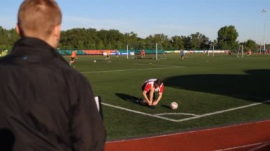 Erkek yönetici veya koç transfer, küçük futbol stadyumu satın alma veya satın almadan önce bir futbol oyuncusu inceler