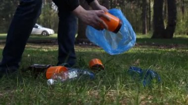 Bir adam çöp bir paket ormanında toplar