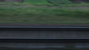 Raylar üzerinde tren penceresinden görüntülemek