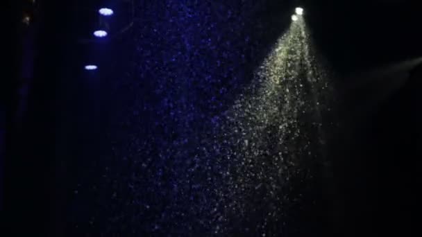 Прожектор на сцені сніг, концерт — стокове відео