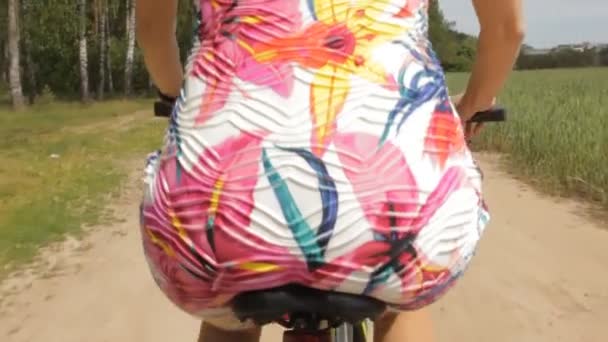 Fille en vélo, vue arrière, cul rond, gros plan — Video