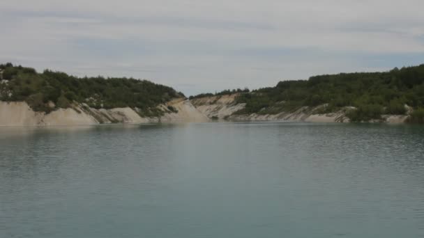 Μπλε λίμνη, το δάσος, το νερό, time-lapse — Αρχείο Βίντεο