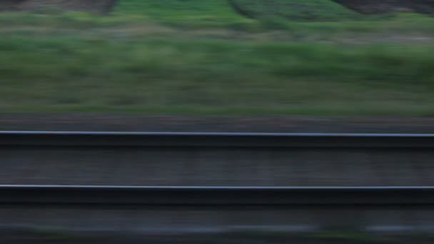Вид из окна поезда на рельсы — стоковое видео