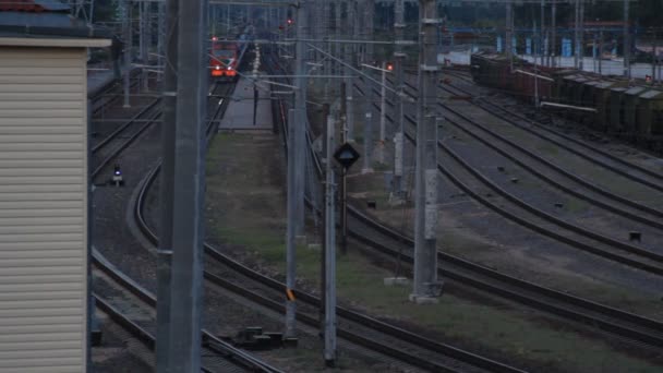 Пасажирський дизельний поїзд прибуває на станцію — стокове відео