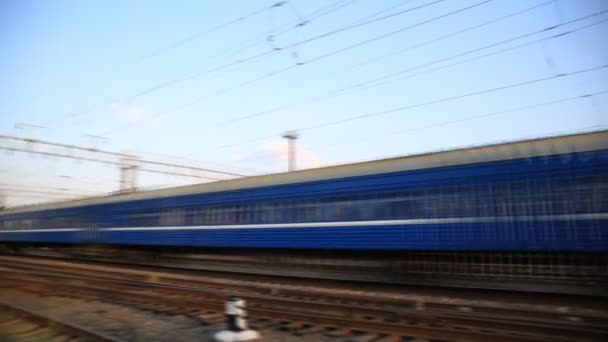 Voyages en train diesel de passagers près de la gare, tours de temps — Video