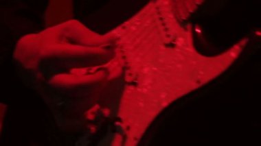 bir adam bir konserde bir elektro gitar çalış