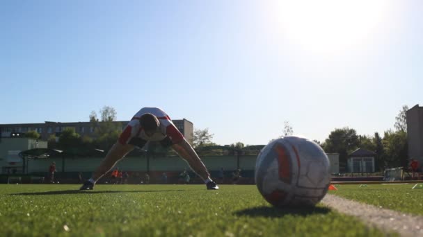 Speler warming-up op voetbal praktijk — Stockvideo