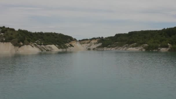 Een Blauwe Meer Waaromheen Een Bos Een Steengroeve Een Statische — Stockvideo