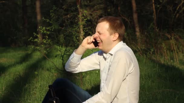 Яний Чоловік Говорить Телефону Природі Алкоголь Викидає Пляшку Забруднення Природи — стокове відео