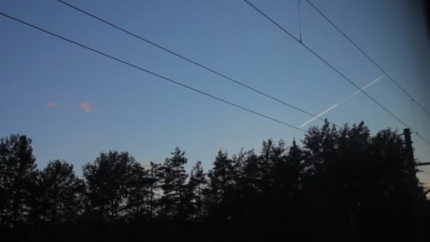 Blick aus dem Zugfenster, Hochspannungskabel, Flugzeug fliegt in den Himmel — Stockvideo