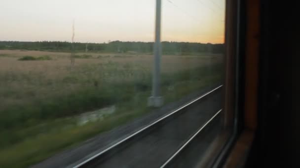 Raylar üzerinde tren penceresinden görüntülemek — Stok video