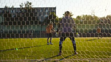 Bobruisk, Belarus - 9 Ağustos 2017: kaleci Baranowski gol Amatör takımlar arasında Futbol Şampiyonası sırasında atlar
