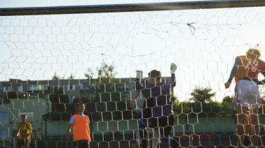 Bobruisk, Beyaz Rusya - 9 Ağustos 2017: Kaleci Baranowski atlar ve Amatör takımlar arasında Futbol Şampiyonası sırasında hedef özlüyor