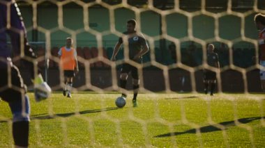 Bobruisk, Belarus - 9 Ağustos 2017: tanımsız futbol oyuncu saldırıları sırasında Amatör takımlar arasında Futbol Şampiyonası