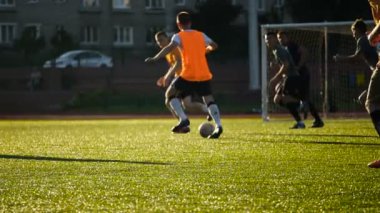 Bobruisk, Beyaz Rusya - 9 Ağustos 2017: tanımsız oyuncu ve ekibi amatör takımlar arasında Futbol Şampiyonası sırasında saldırıyor