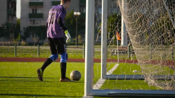 Bobruisk, Bělorusko - 9 srpna 2017: brankář Baranowski bere míč blízko cíle během fotbalového mistrovství mezi amatérské týmy — Stock video