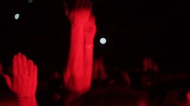 Bir adam ellerini bir konserde gürlemesi yakın çekim