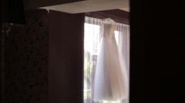 Odaya asılı güzel gelinlik