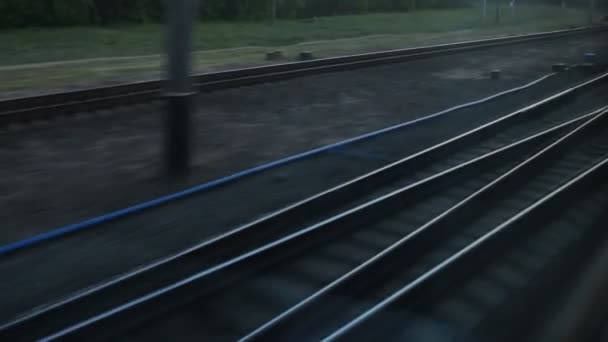 Widok z okna pociągu, rozgałęzienia kolei — Wideo stockowe