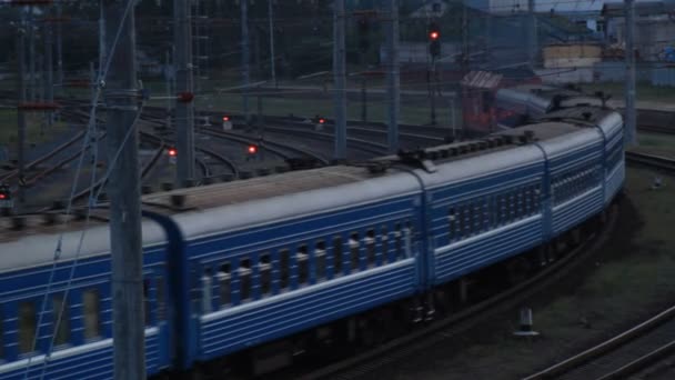 Der Personenzug biegt auf die Bahn ein — Stockvideo