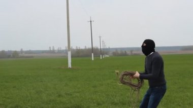 Bir adam bir iple bir maske, hırsızlık, telleri, elektrik