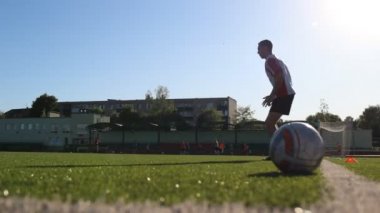 Futbolcu koşma ve atlama eğitimi sırasında