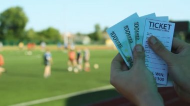 Adam bir kazanç bahis ofisinden euro para nerede oyuncular oyun futbol, yakın çekim, spor bahisleri stadyumun arka planda elinde tutan